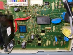 Zbliżenie na płytkę drukowaną z komponentami elektronicznymi.