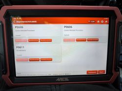 Wyświetlacz diagnostyczny z kodami usterek P0606 i P0611.