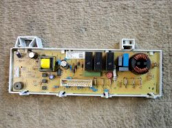 Płytka elektroniczna z elementami: kondensatory, cewki, transformator i rezystory.