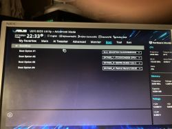 Ekran UEFI BIOS Utility w trybie zaawansowanym z opcjami rozruchu