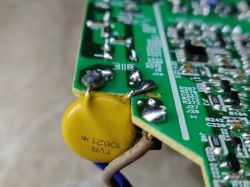 Identyfikacja elementów w ładowarce Dewalt DCB118 z UC3845B