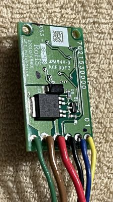 Układ elektroniczny z podłączonymi przewodami na tle materiału