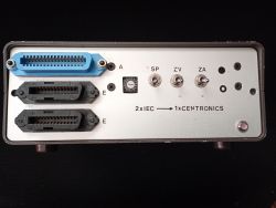 Panel urządzenia z trzema przełącznikami i trzema złączami, w tym 2x IEC i 1x Centronics