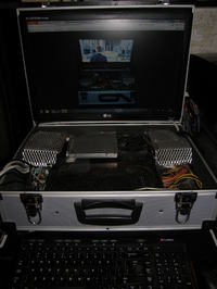 Przenośny komputer w walizce