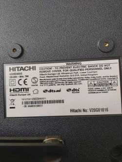 Etykieta informacyjna na tylnej obudowie telewizora Hitachi 43HE4005