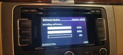 Bildschirm für die Softwareaktualisierung im Auto.