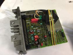 Wnętrze modułu ECU z widocznymi elementami elektronicznymi.