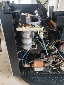 Ekspres AEG CF100 - podczas spieniania zawsze zapowietrza się
