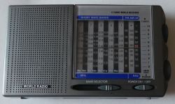 Przenośny radioodbiornik z zakresem fal, wskazany kanał 225 kHz długie fale