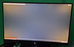 Monitor Gigabyte GS27QA z zauważalnym podświetleniem w rogach ekranu podczas wyświetlania ciemnej planszy.