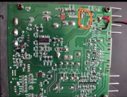 Tuba basowa VoiceKraft 300W - Wzmacniacz nie działa, powstaje zwarcie.