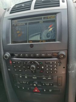 Radio samochodowe Peugeot 407 z wyświetlaczem RT4 pokazującym tryb AUX.