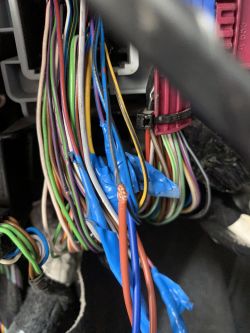 Przewody elektryczne z niebieską taśmą izolacyjną i rezystorem w samochodzie