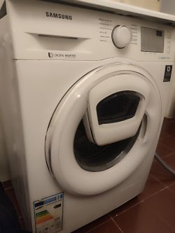 Pralka Samsung WW60K42138W Eco Bubble z częściowo zdemontowanymi częściami.