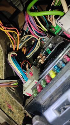 Skrzynka bezpieczników w Peugeot 307SW z niepodłączoną wtyczką i uciętym brązowym przewodem.