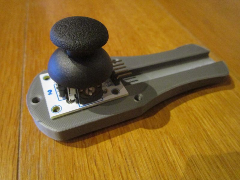Joystick na drewnianej powierzchni.