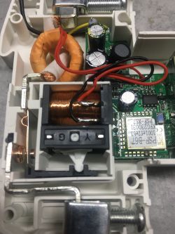 Wnętrze modułu EARU z widocznymi przewodami i komponentami elektronicznymi.