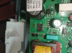 Zdjęcie płytki drukowanej z uszkodzonym układem scalonym w zmywarce Miele.