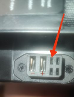 Gniazdo zasilania w hulajnodze 4Swiss EX9 - identyfikacja i funkcja dodatkowego pinu