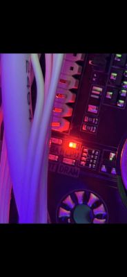 Świecąca dioda CPU na płycie głównej Zbliżenie na płytę główną PC z czerwoną diodą diagnostyczną CPU