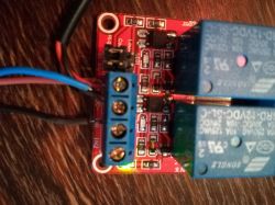 Układ z indukcyjnym czujnikiem zbliżeniowym i elektromagnesem trzymającym