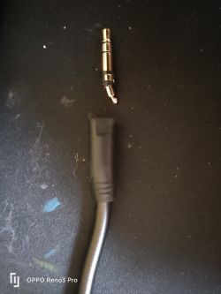 Uszkodzony kabel słuchawek bezprzewodowych z odłamanym wtykiem jack.