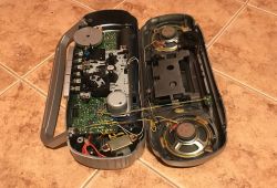Wnętrze typowego radioodtwarzacza - Kedison Portable Stereo Casette Recorder Wnętrze typowego radioodtwarzacza - Kedison Portable Stereo Casette Recorder