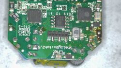 Obwód drukowany sterownika Shelly 2.5 z widocznymi elementami elektronicznymi.