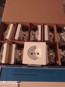 Kartony z gniazdkami elektrycznymi.