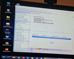 Ekran komputera z otwartym programem Lazesoft Disk Image & Clone Home pokazującym zakończone powodzeniem sprawdzanie dysku SSD.