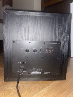 Jak podłączyć Edifier T5 do amplitunera JVC RX-5052S? Brak reakcji subwoofera.