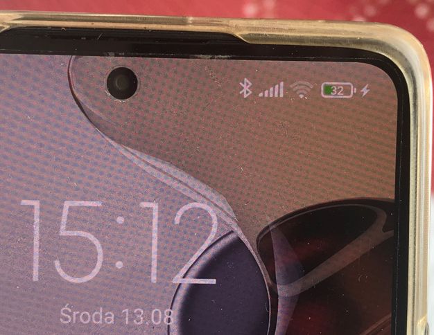 Ekran telefonu pokazujący godzinę 15:12 i poziom naładowania baterii 32%