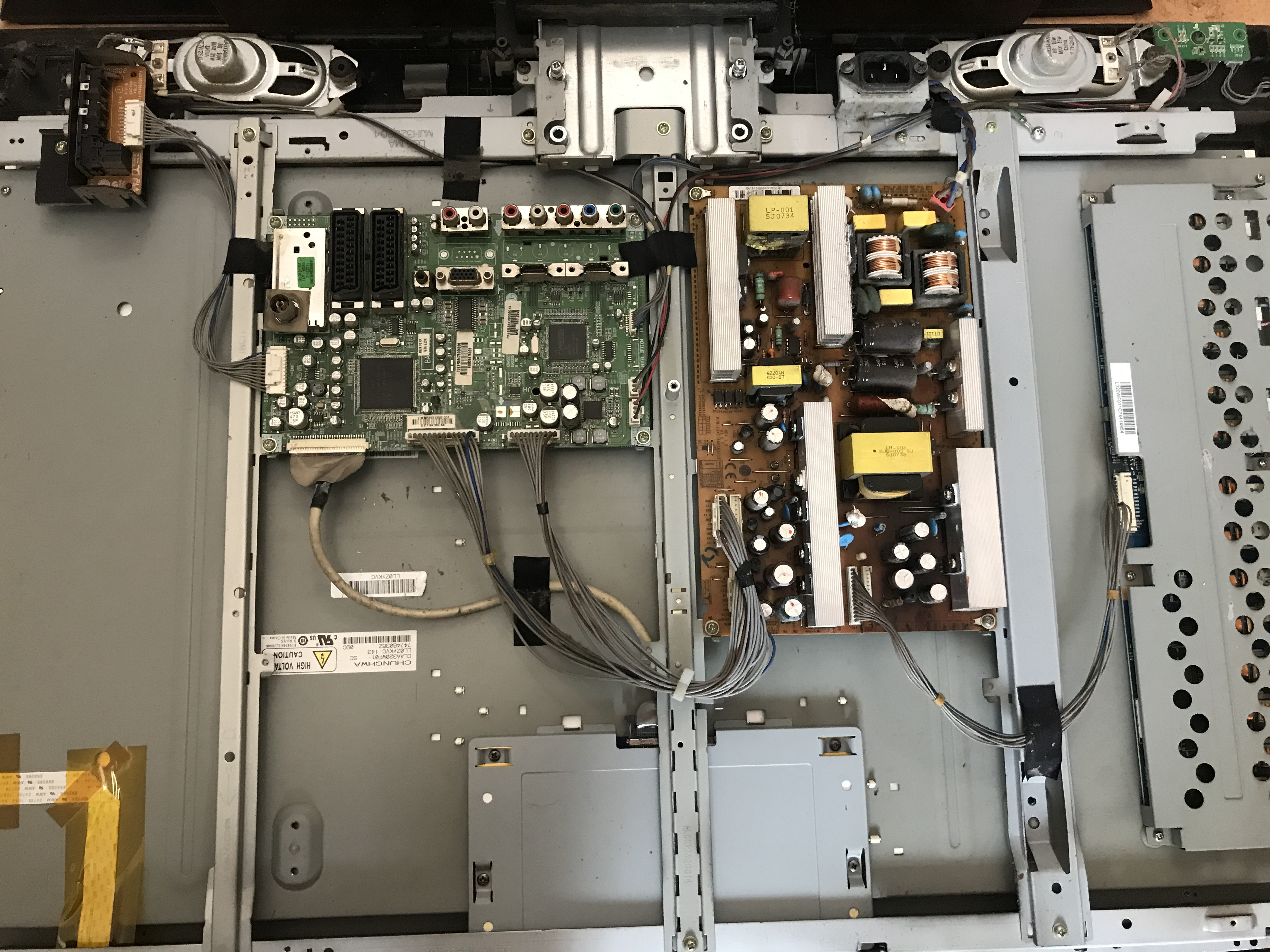 The inside of an old LG 32LC41 - what can be recovered from the inside ...