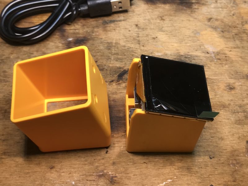 Kompaktes Gadget mit Display und Gehäuse Kompaktes Gadget mit IPS-TFT-Display und orangem Gehäuse.