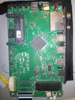 Płyta główna telewizora Grundig z widocznymi komponentami elektronicznymi.