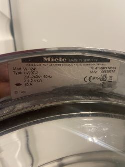 Tabliczka znamionowa pralki Miele z danymi technicznymi.