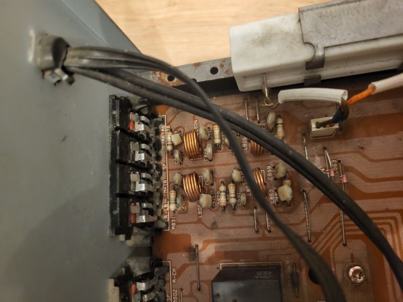 Widok wnętrza wzmacniacza Sharp, złącz głośnikowych i elementów elektronicznych
