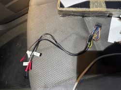 Zestaw kolorowych przewodów z etykietami na siedzeniu samochodu