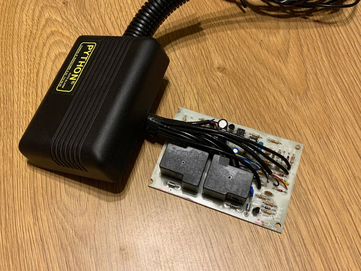 Identyfikacja modelu autoalarmu Python z grudnia 1998 roku - brak oznaczeń