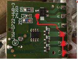 Zbliżenie płytki drukowanej z oznaczeniami elektroniki i czerwonymi liniami