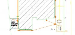 Rysunek techniczny z AutoCAD 2004 LT przedstawiający projekt z kolorowymi liniami na białym tle.