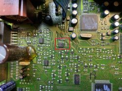 Uszkodzony układ scalony oznaczony jako L96 na zielonej płytce PCB, zaznaczony czerwoną ramką