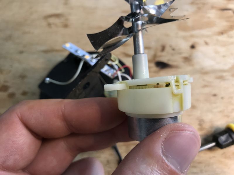 Zbliżenie na mechanizm z silnikiem LED mini kominka.