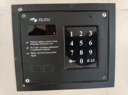 Panel domofonu PROEL KDC 1803-L z klawiaturą numeryczną.