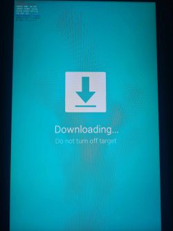 Tablet Samsung Galaxy Tab A 2016 SM-T580 w trybie pobierania z komunikatem Downloading... Do not turn off target.