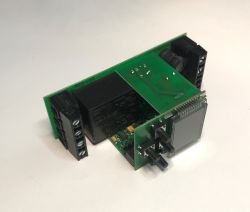 Płytka drukowana z wyświetlaczem LCD i dwoma pokrętłami oraz złączami śrubowymi.