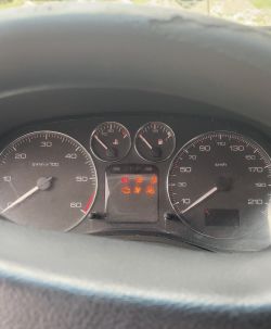Dlaczego radio w Peugeot 307 przy zgaszonym silniku powoduje taki efekt?