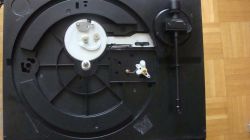 Zdjęcie wnętrza gramofonu Kenwood KD 5010 z widocznym mechanizmem koła zębatego i ramieniem.
