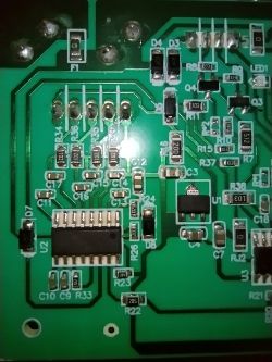 Zbliżenie na płytkę drukowaną z elementami elektronicznymi.