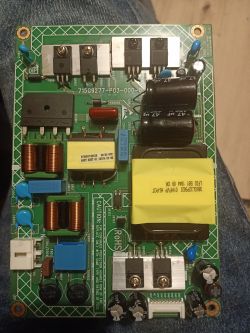 Płytka drukowana z różnymi elementami elektronicznymi, w tym kondensatorami i cewkami.